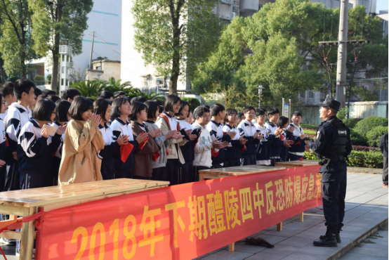 巡特警都到四中01