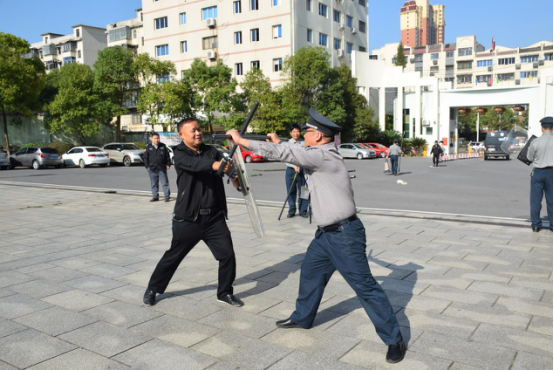 巡特警都到四中04