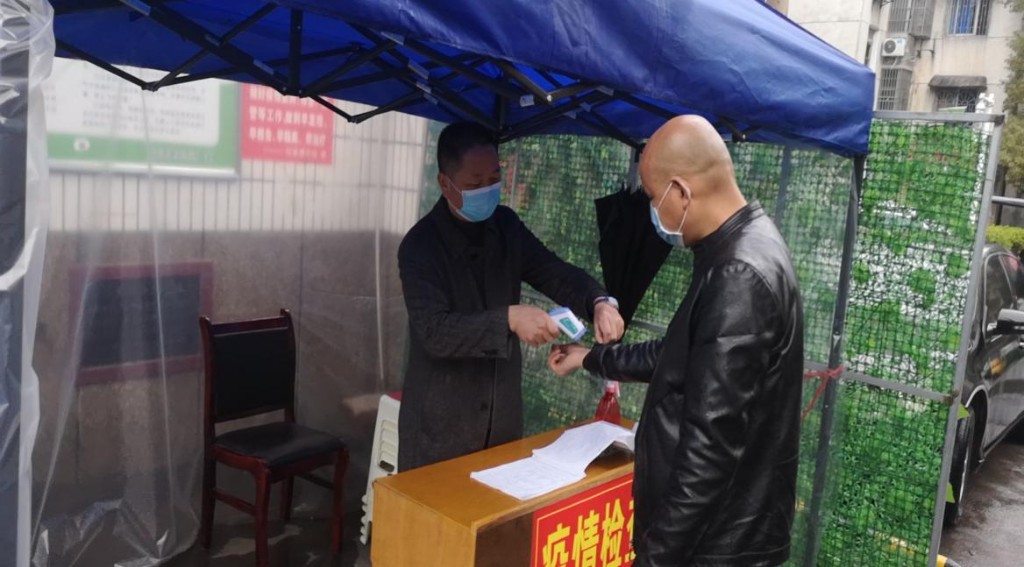 许局为居民测量体温