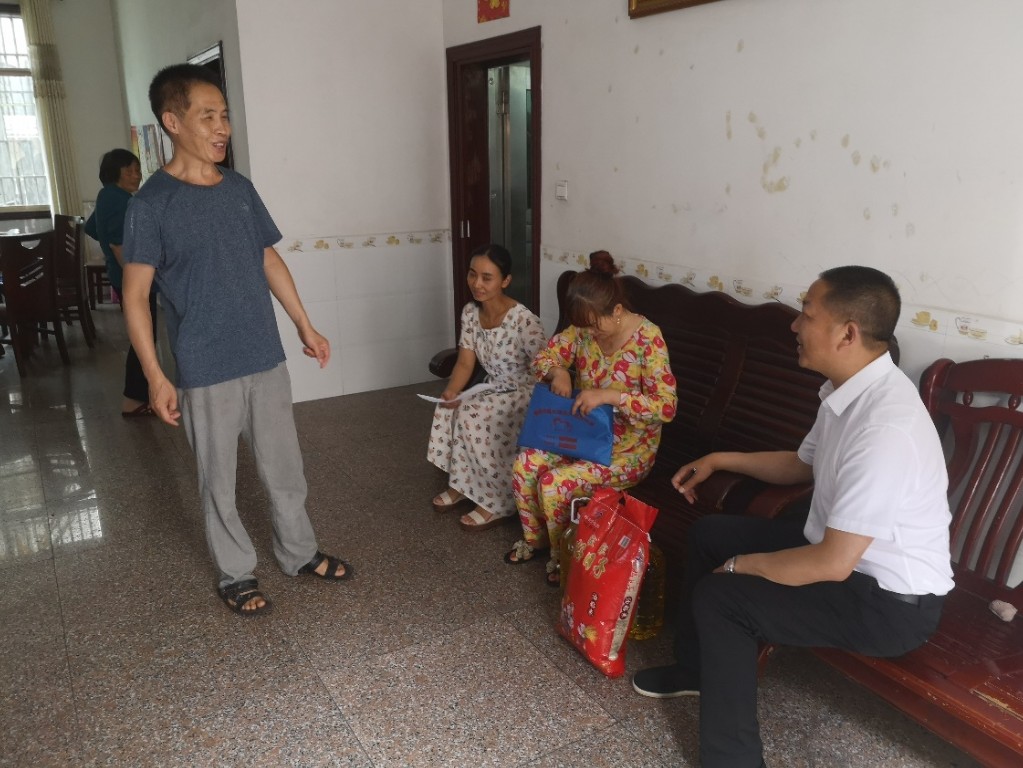 许局端午走访贫困户
