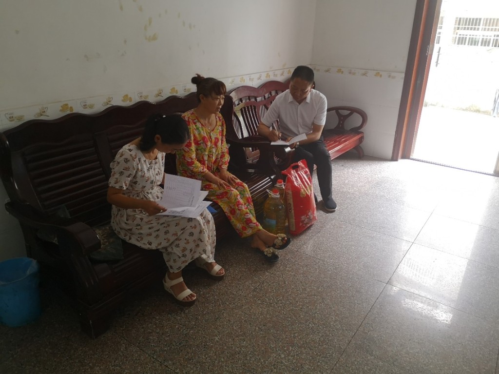 许局端午走访贫困户1