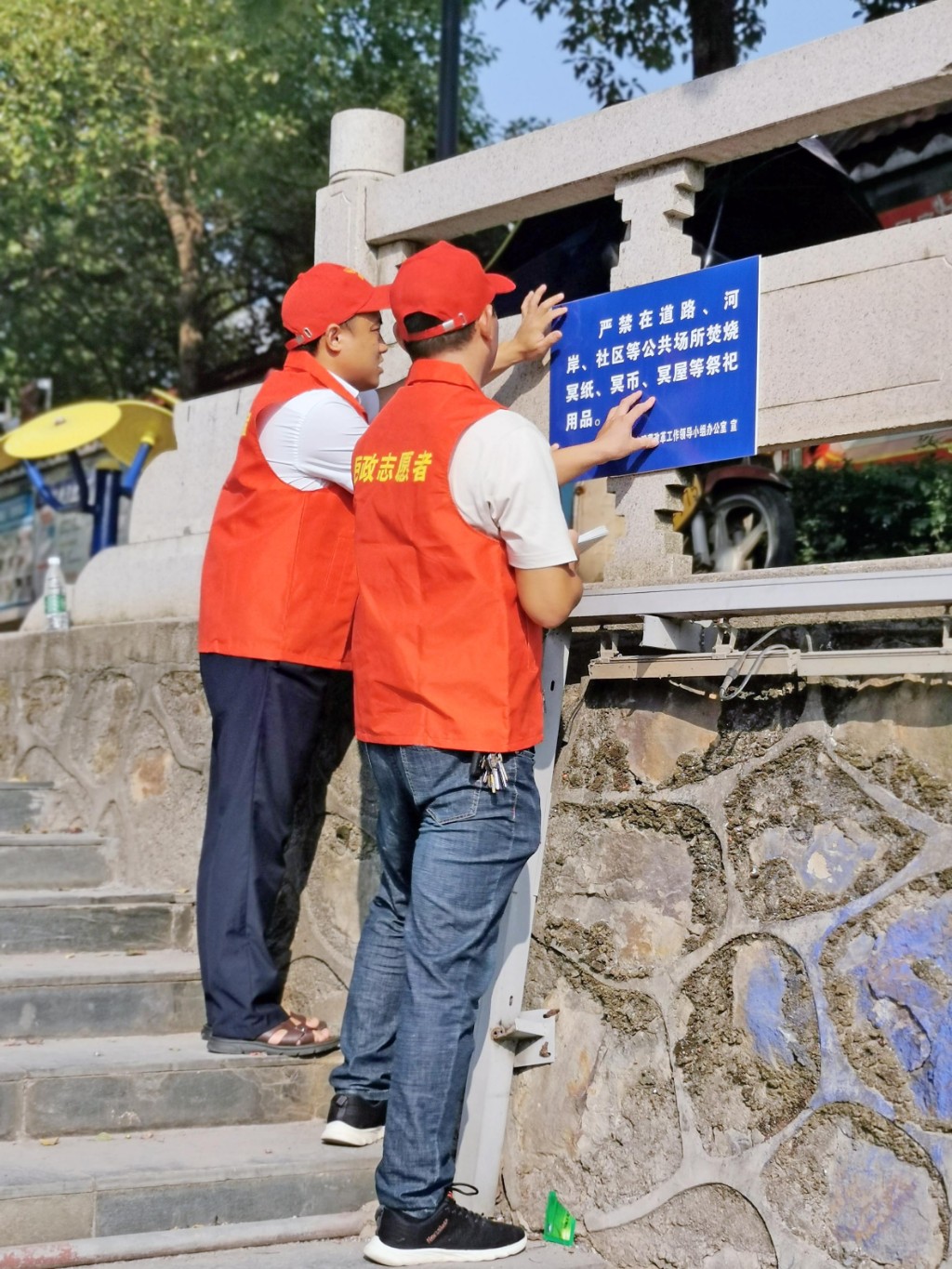 ▲民政志愿者在渌江河道两旁粘贴丧葬宣传牌 (1)