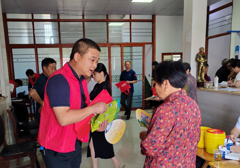 5.14刘书记带领应急办、政协联合综治办、交通办在龙井集贸市场、龙井村委会开展安全宣传活动 (2)