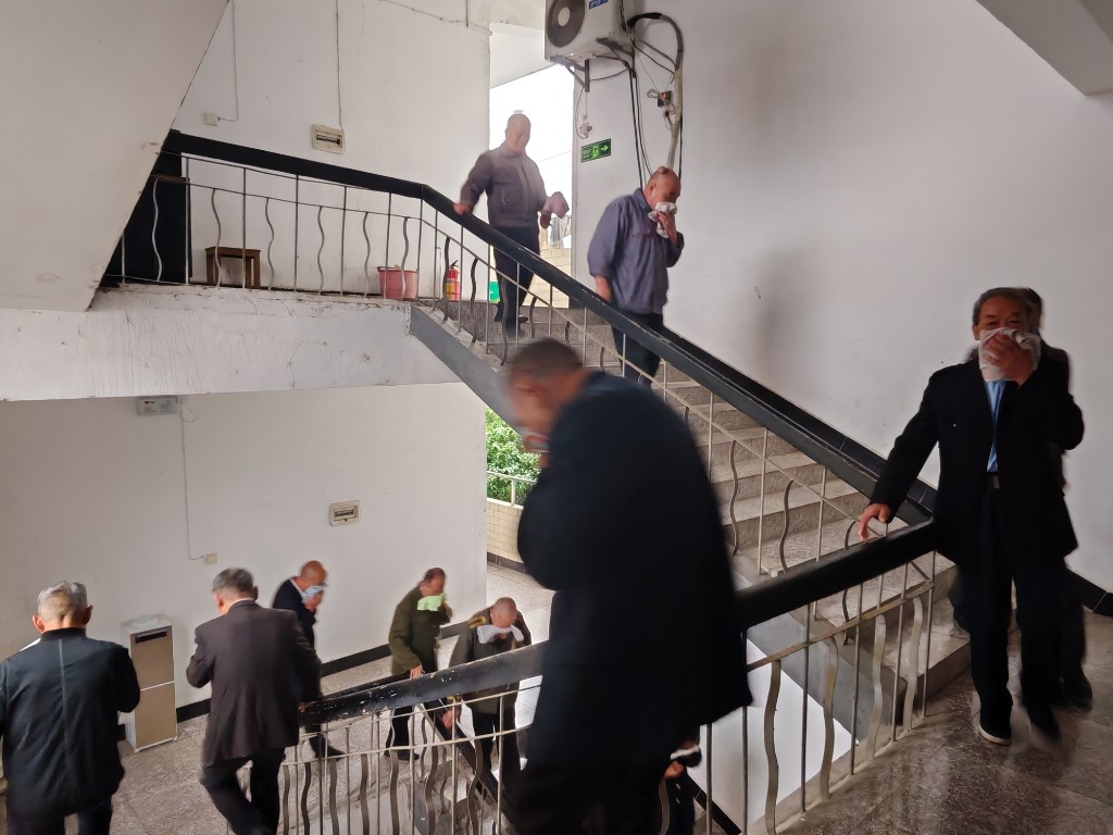 5.14刘书记带领应急办、政协联合综治办、交通办在龙井集贸市场、龙井村委会开展安全宣传活动 (5)