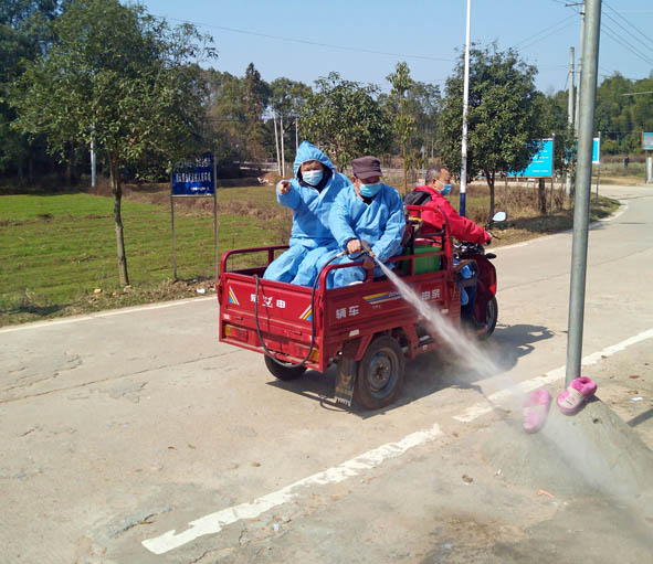 龙海平带领村干部对全村主干道等公共区域喷洒消毒液消毒.jpg